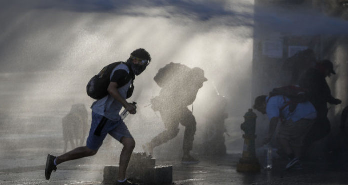 Fuerzas Especiales se enfrentan con manifestantes en Plaza Italia
