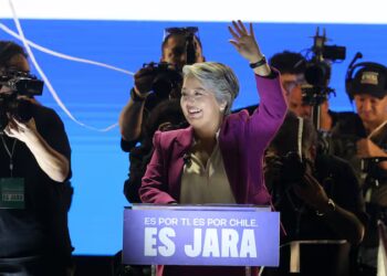 Oposición critica a Jeannette Jara por reacción ante cánticos contra Carabineros en masivo acto en Maipú