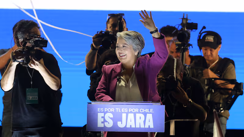 Oposición critica a Jeannette Jara por reacción ante cánticos contra Carabineros en masivo acto en Maipú